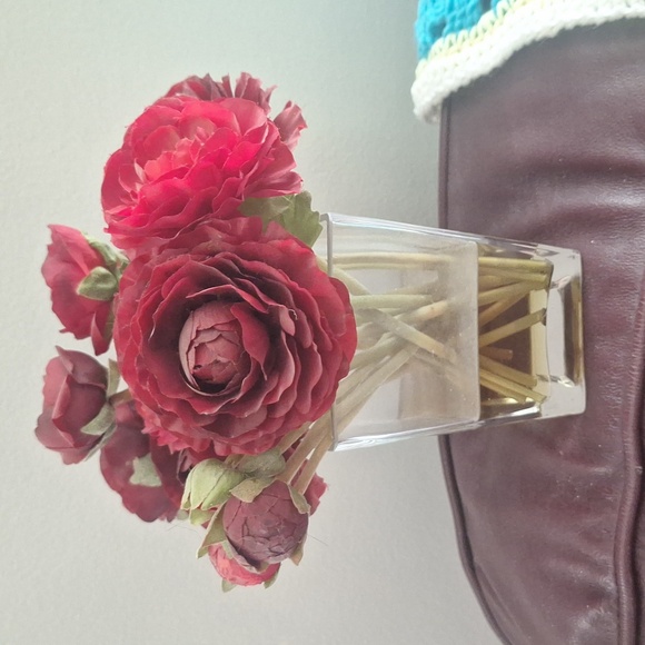 💥Losses set in glass vase,looks like water 16" tall - Picture 2 of 2